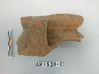 藏品(灰褐色細砂帶把陶口緣殘件)的圖片